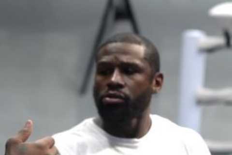 Watch Floyd Mayweather give Tyron Woodley advice in training as ex-UFC star prepares to fight..