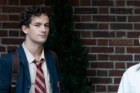 Who is the voice of Gossip Girl on the 2021 reboot?