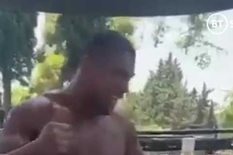 Watch Anthony Joshua ‘floor’ ex-UFC star with jumping knee as he takes leaf out of Tyson Fury’s..