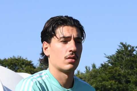 Arsenal holding out for £15m transfer fee for Hector Bellerin with Inter Milan stepping up chase