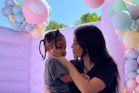 Kylie Jenner shows off cooking skills as she enjoys pizza night with daughter Stormi, 3, after fans ..
