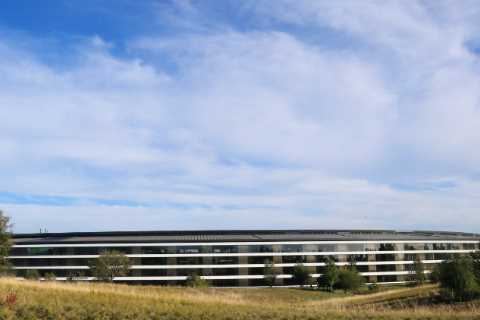 Apple delays its return to office as the Delta variant surges.