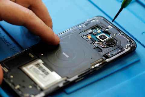 The F.T.C. votes to use its leverage to make it easier for consumers to repair their phones.