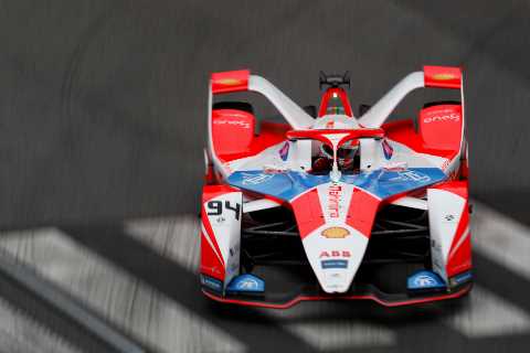 Brit Alex Lynn clinches his first Formula E win in London after a dramatic race