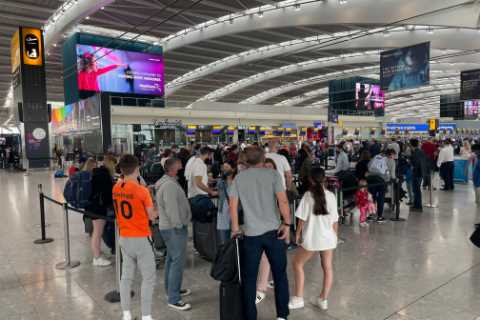 Heathrow holidaymakers queue for ‘three HOURS’ as ‘e-gates break down’ on airport’s busiest weekend ..