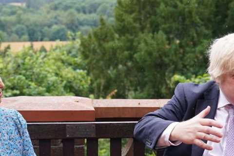 Boris Johnson promises ‘hi-vis chain gangs’ for criminals to do community service as he backs..