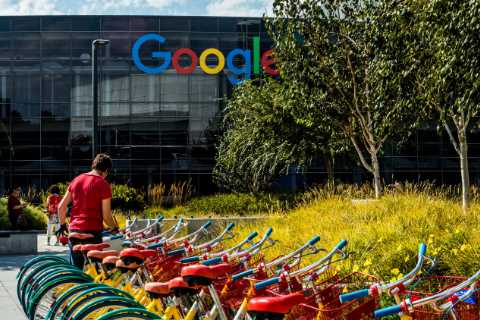 Google mandates vaccines for employees and delays its return to the office to October.