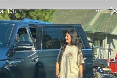 Kylie Jenner’s fans spot star wearing a baggy shirt on Idaho trip as rumors swirl she’s pregnant..