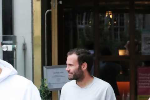Man Utd stars including Bruno Fernandes and David De Gea meet up for swanky Italian lunch after..