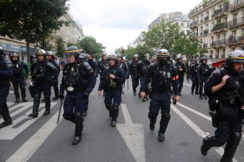 Paris cops use tear gas to disperse anti-vaxxers holding signs saying ‘we are not guinea pigs’ in..