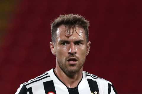 Wolves interested in Aaron Ramsey transfer with ex-Arsenal midfielder struggling to secure..