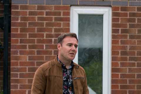 Coronation Street fans open-mouthed at Tyrone Dobbs’ OUTRAGEOUS fire safety advice