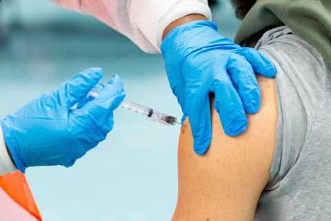 Booster vaccine shots could be rolled out in the US as soon as NEXT MONTH as ‘Doomsday Covid’ fears ..