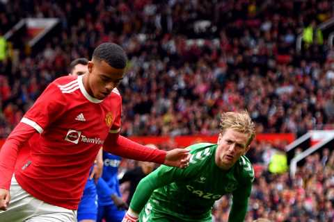 Man Utd 4 Everton 0: Red Devils fire title warning with stunning display as Bruno Fernandes scores..