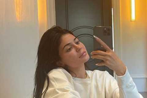 Kylie Jenner trades her dresses for sweatpants &amp; Louis Vuitton slippers in makeup-free selfie..