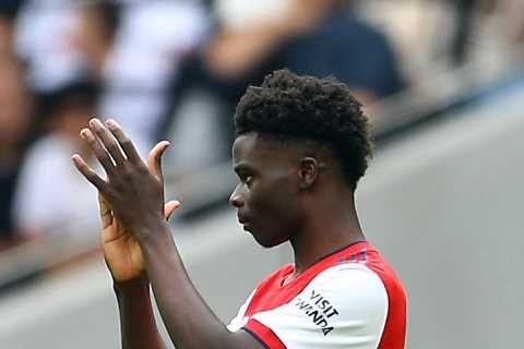 Tottenham fans give Arsenal star Bukayo Saka standing ovation after England hero’s Euro 2020 racism ..