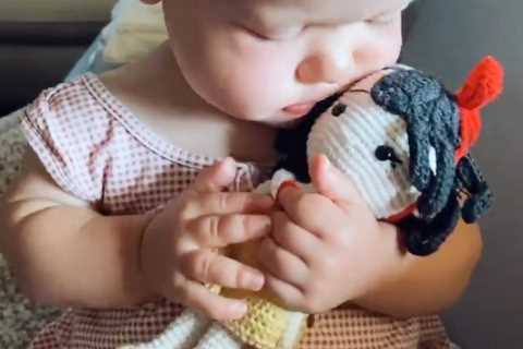 Little People’s Tori Roloff shares sweet clip of daughter Lilah, 1, cuddling a doll after star..