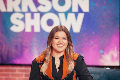 Kelly Clarkson is ‘ready to start dating’ amid nasty divorce- and is enlisting Blake Shelton to..