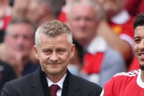 Shameful Leeds fans chant ‘Sancho and Rashford let your country down’ inside Old Trafford ahead of..
