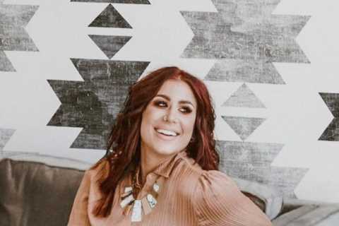 Teen Mom Chelsea Houska’s husband Cole DeBoer cuddles their baby daughter Walker as fans say they..