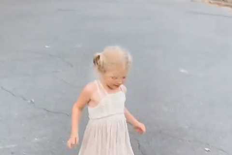 Little People star Audrey Roloff’s daughter Ember, 4, runs barefoot in middle of road after star’s..