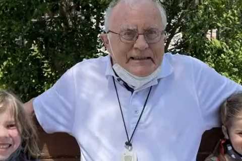 Father-of-seven’s obituary blasts unvaccinated saying he died because he caught covid from someone..