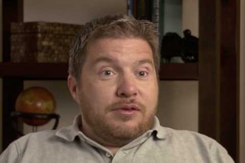 Little Couple’s Bill Klein breaks his elbow while ‘running from a swarm of wasps’ in accident..