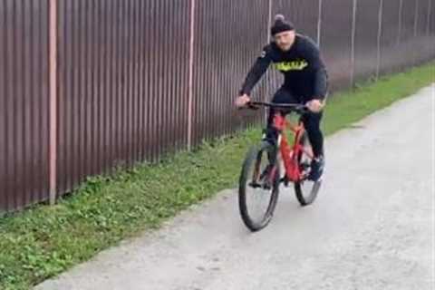Oleksandr Usyk hilariously calls out Anthony Joshua while cycling with four weeks to go until..