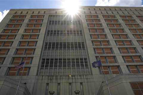 White House Weighs Clemency to Keep Some Drug Offenders Confined at Home