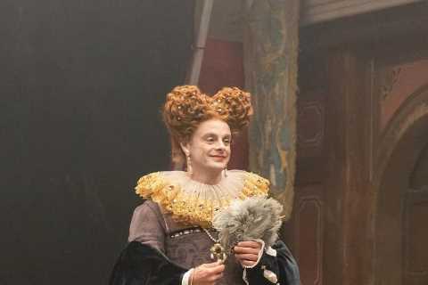 Ant McPartlin is Queen Elizabeth of the jungle as he dresses up as Tudor monarch for I’m A Celeb..