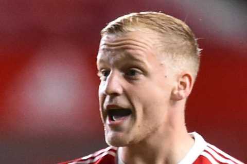 Man Utd ‘BLOCK Van de Beek from joining Everton in deadline day loan transfer despite £35m flop..
