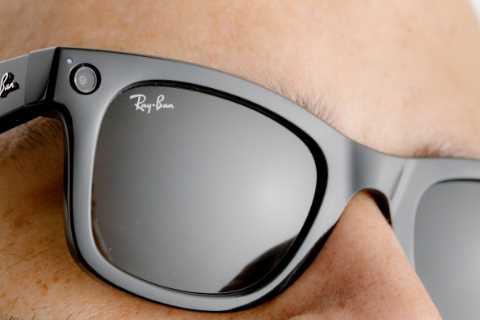 Smart Glasses Made Google Look Dumb. Now Facebook Is Giving Them a Try.