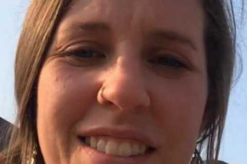 Jill Duggar shocks fans by wearing a spaghetti strap tank showing off her BRA as she continues to..