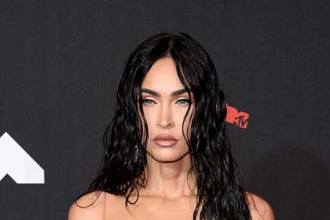 MTV VMAs red carpet- Megan Fox flaunts bare butt &amp; THONG in sheer dress with Machine Gun Kelly, ..