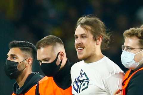Man Utd fans joke ‘he’s done more than Donny van de Beek’ as streaker interrupts Young Boys loss
