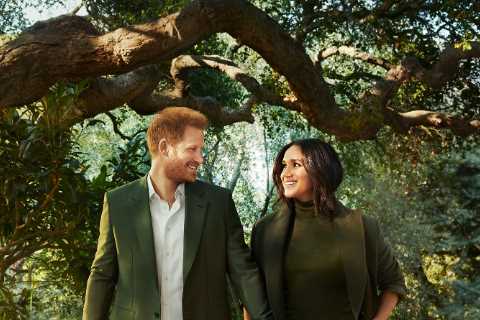 Harry &amp; Meghan’s signature Hollywood pose is ‘unnatural and staged’ with one telling sign..