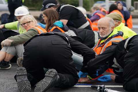 Boris Johnson slams M25 protectors as damaging ‘their own cause’ &amp; backs tough police action to ..