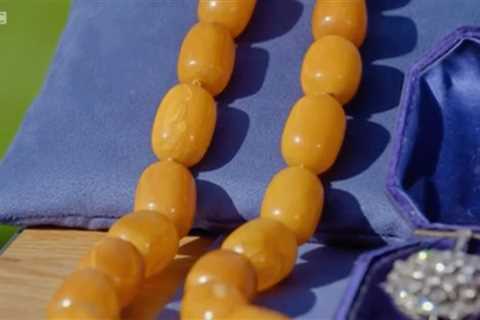 Antiques Roadshow expert left speechless by huge value of large amber jewels