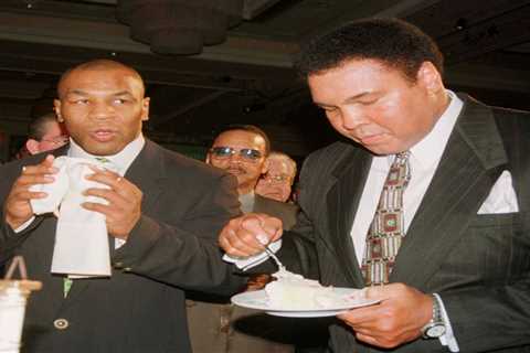 Mike Tyson pays tribute to Muhammad Ali with incredible throwback picture of boxing legends together