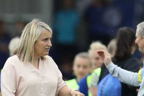 Chelsea boss Hayes wary of ‘dynamic’ Man United and sees club as trophy contenders