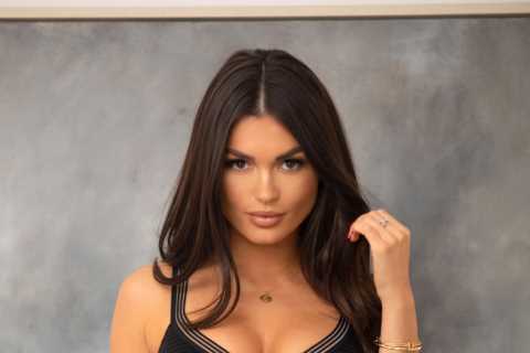 Ex-Love Island star India Reynolds stuns as she shows off new lingerie range