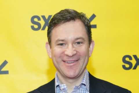 How tall is Dan Harris?