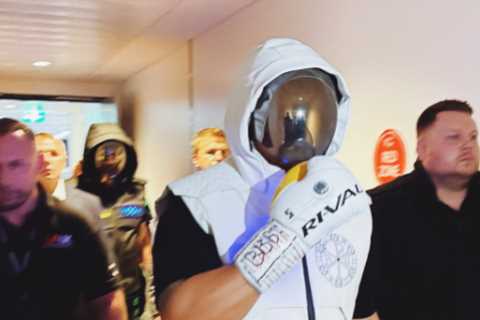 Oleksandr Usyk gifts Elon Musk bizarre space-inspired ring walk helmet worn during entrance for..
