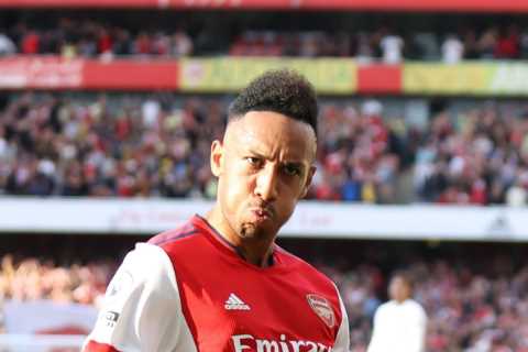 Pierre-Emerick Aubameyang copies iconic Thierry Henry celebration in front of Arsenal legend after..
