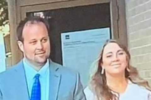 Josh Duggar’s pregnant wife Anna smirks as she leaves court with him in first photo since his child ..