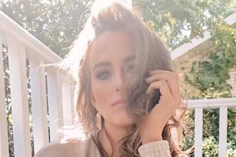 Teen Mom Leah Messer gets huge bouquet of roses after sparking pregnancy rumors with boyfriend..