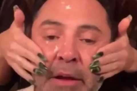 Oscar De La Hoya slams Eddie Hearn for ‘ruining Anthony Joshua’s career’ in bizarre message while..