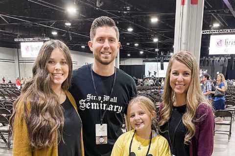 Jana Duggar breaks strict family dress code in tight-fitting jeans as fans are ‘surprised’ over..