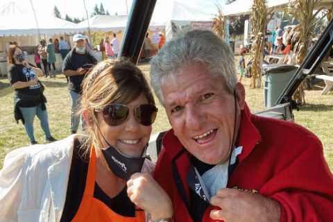 Little People’s Matt Roloff &amp; girlfriend Caryn pose in rare photo as pumpkin season begins at..