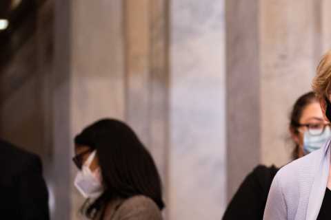 Elizabeth Warren Calls for an Insider Trading Inquiry at the Fed